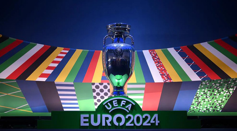 Logo und Trophäe der Europameisterschaft 2024