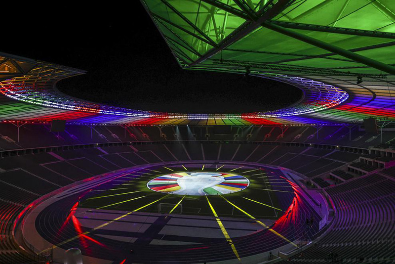 Stadion beleuchtet in den Farben der Fußball-Europameisterschaft 2024
