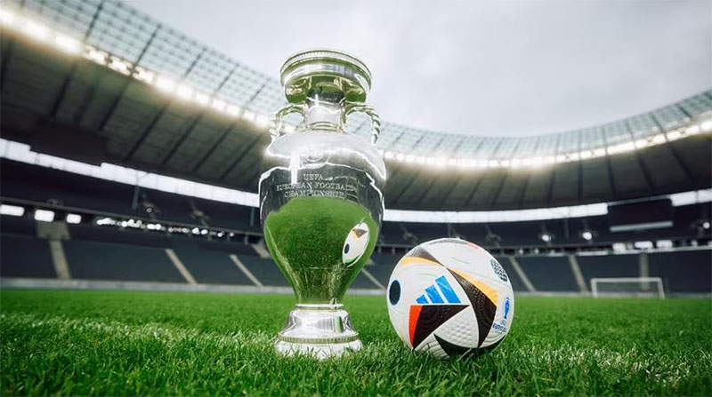 EM 2024 Ball - FUSSBALLLIEBE von Adidas