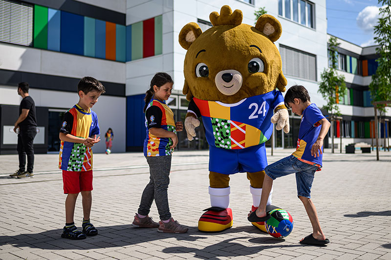 Spielen Sie Fußball auf der Straße mit dem Maskottchen der Europameisterschaft 2024