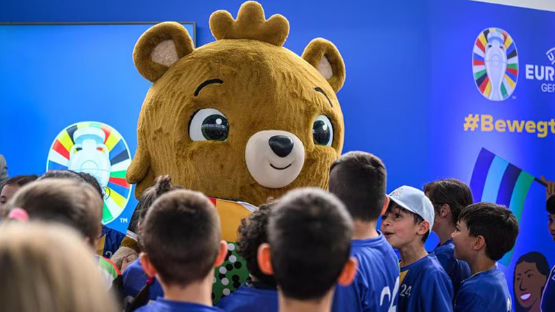 Schüler einer Grundschule in Gelsenkirchen treffen das Maskottchen der EM 2024