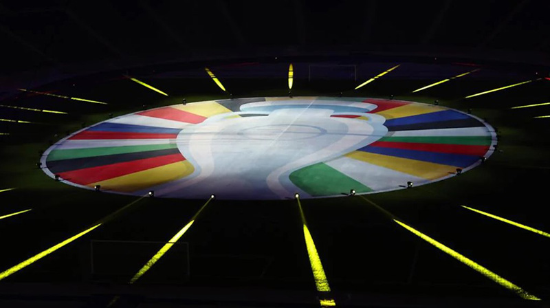 Logoprojektion auf dem Spielfeld des Olympiastadions in Berlin, Stadion des EM-Finales